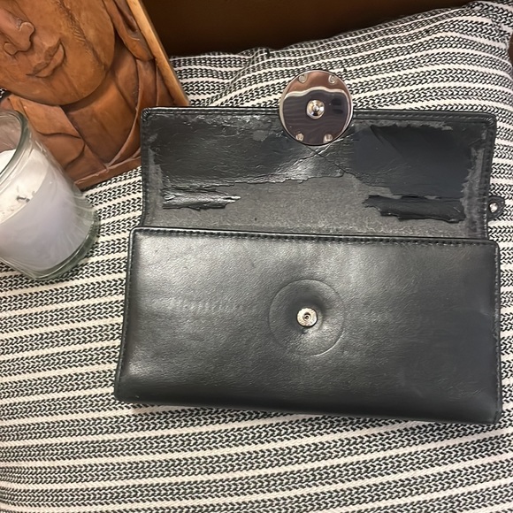 Vintage leather authentic COACH wallet in black. Unique emblem on front. - Picture 5 of 16
